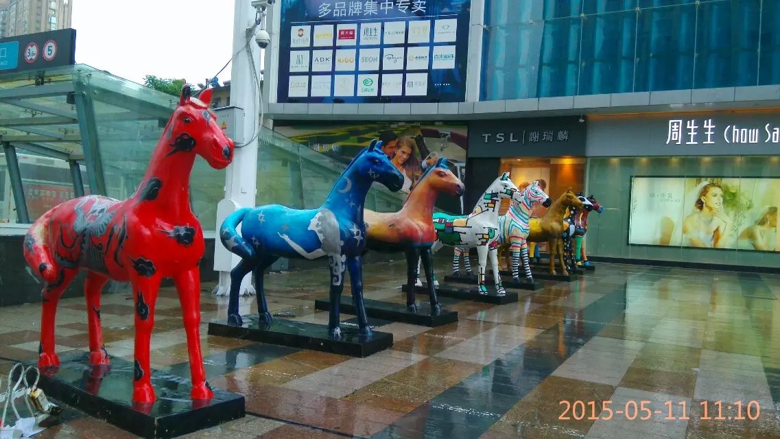 供應(yīng)室內(nèi)展示玻璃鋼彩色馬雕塑動(dòng)物擺件湖南萬(wàn)達(dá)廣場(chǎng)落地仿真馬裝飾道具