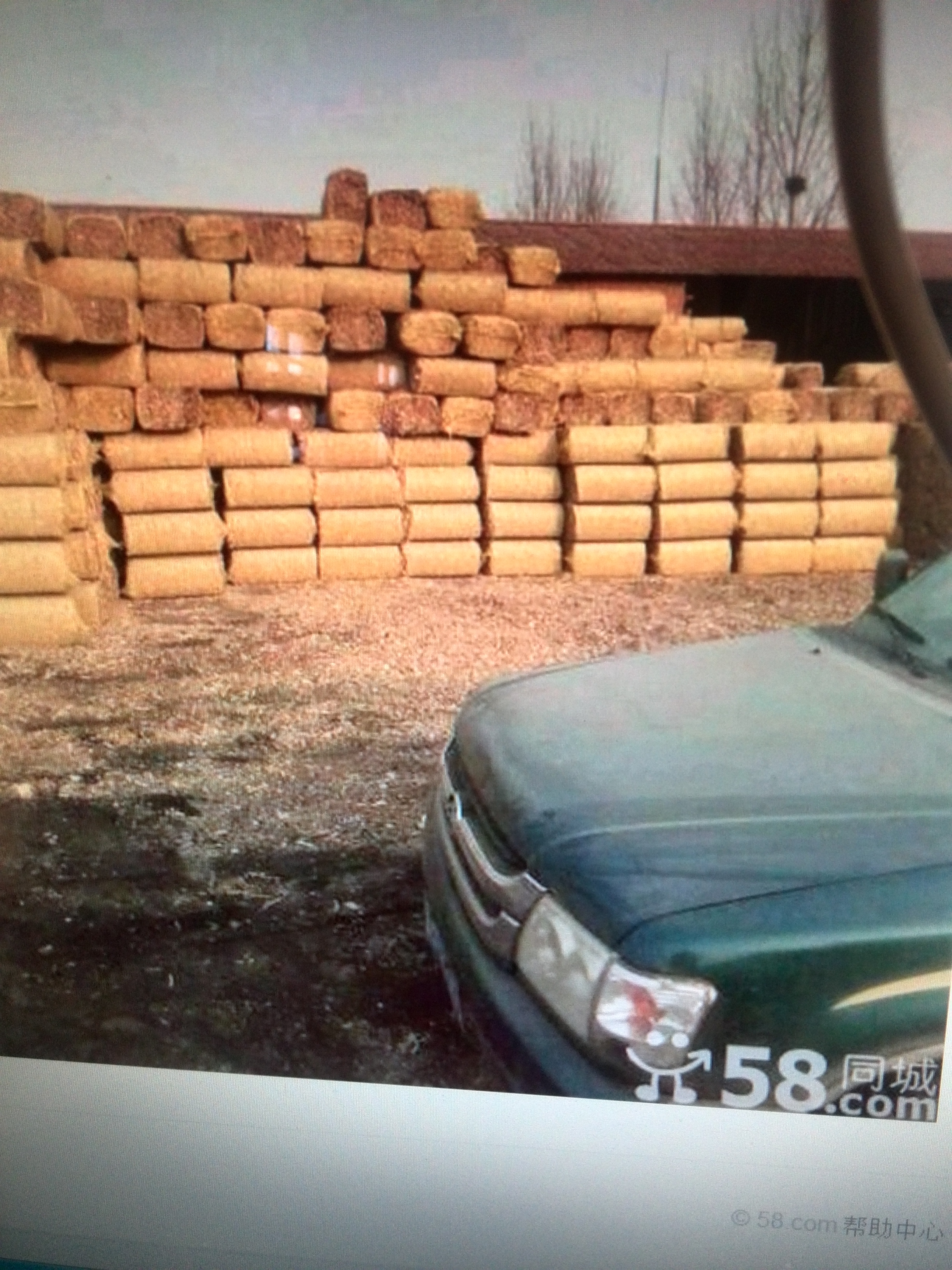 供應(yīng)用于牛場(chǎng)的粉碎稻草飼料