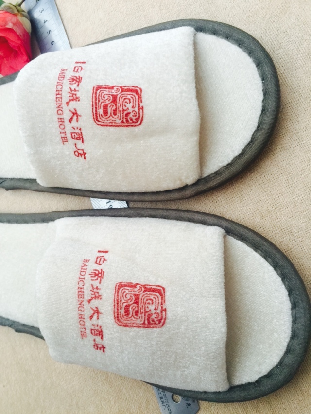 供應揚州廠家批發(fā)酒店賓館一次性拖鞋 五*高檔割絨拖鞋 四*密絲絨拖鞋