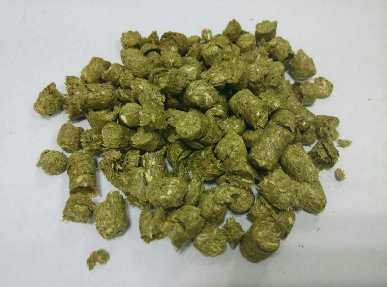 廠家批發(fā)東北優(yōu)質(zhì)羊草顆粒羊牛馬豬飼料 育肥特價牧草飼料