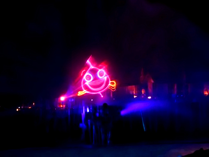 供應(yīng)上海電腦搖頭燈商家報(bào)價(jià)批發(fā)，彩色激光燈