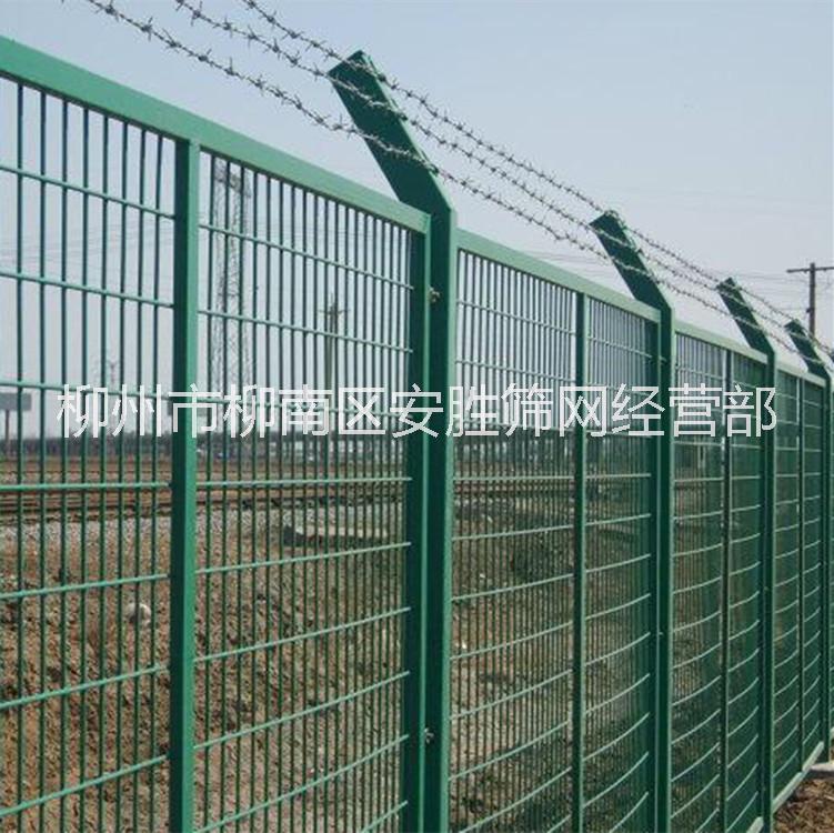 框架護(hù)欄網(wǎng) 高速公路護(hù)欄網(wǎng)廠家 鐵路防護(hù)網(wǎng)批發(fā) 包塑護(hù)欄網(wǎng) 隔離網(wǎng)