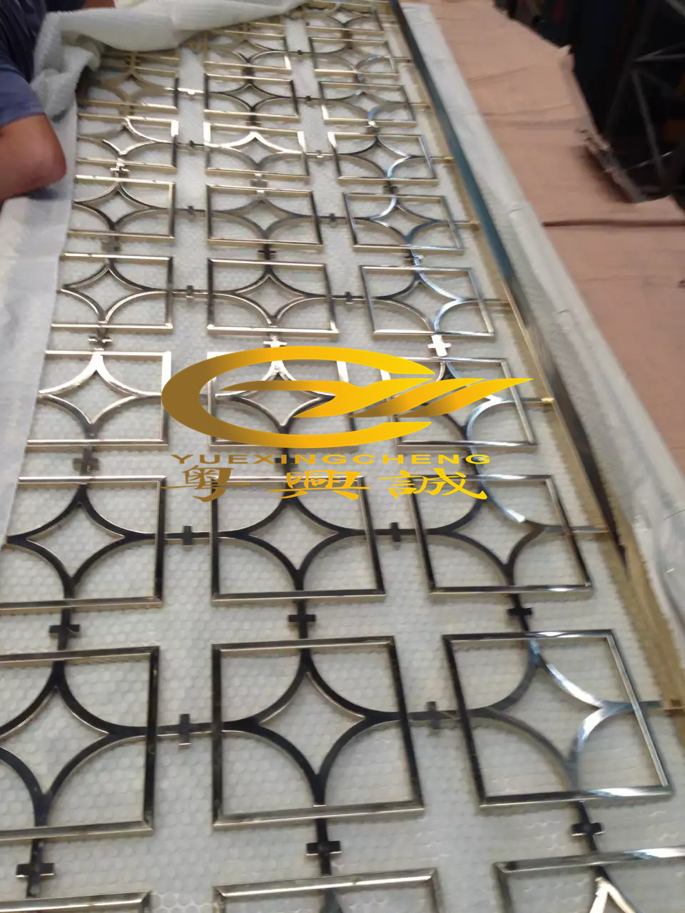 供應(yīng)湖北襄樊*酒店裝飾不銹鋼屏風(fēng)，電鍍香檳金不銹鋼花格