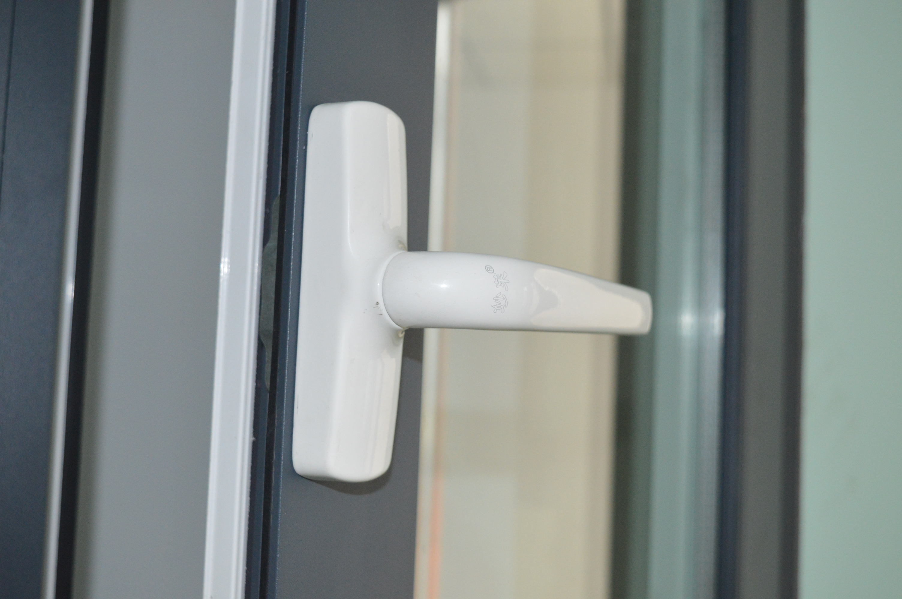 門窗批發(fā)，各種中*異形門窗，中式門窗等等，有需者前來咨詢。