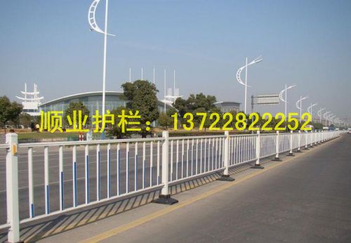 道路護(hù)欄交通護(hù)欄馬路圍欄市政隔離柵鐵藝護(hù)欄