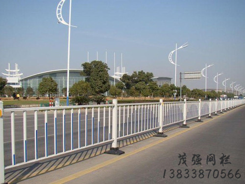 河北道路鋅鋼護(hù)欄批發(fā)，上海道路鋅鋼護(hù)欄多少錢