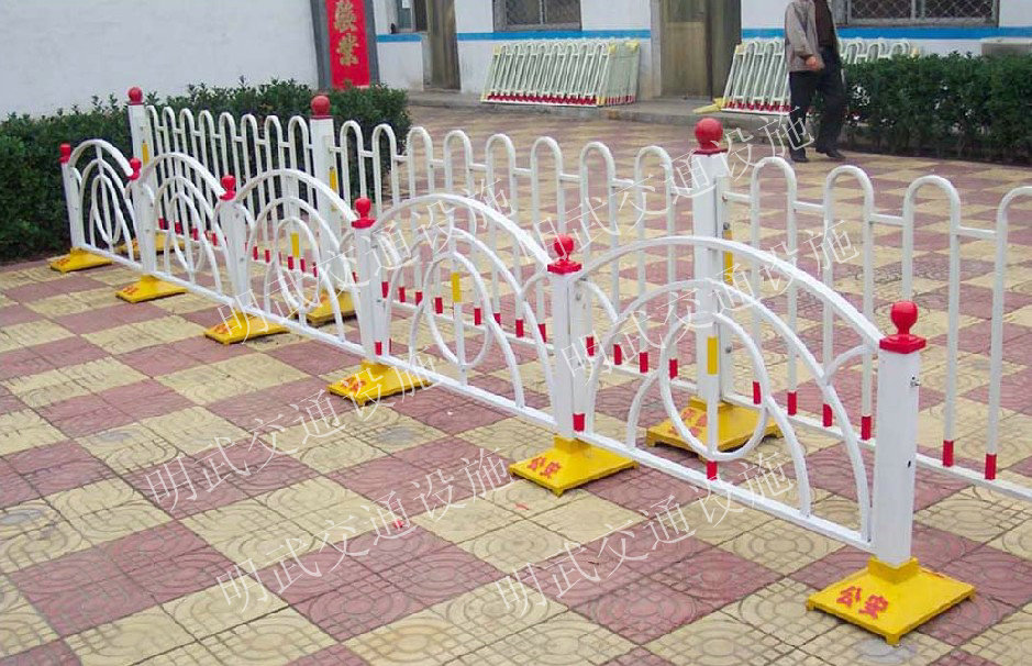 鋼制隔離護(hù)欄 貴港鋼制市政隔離護(hù)欄 城市道路隔離護(hù)欄 人行道護(hù)欄