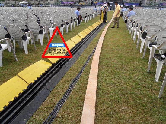 兩孔國內(nèi)橡膠走線板的簡介