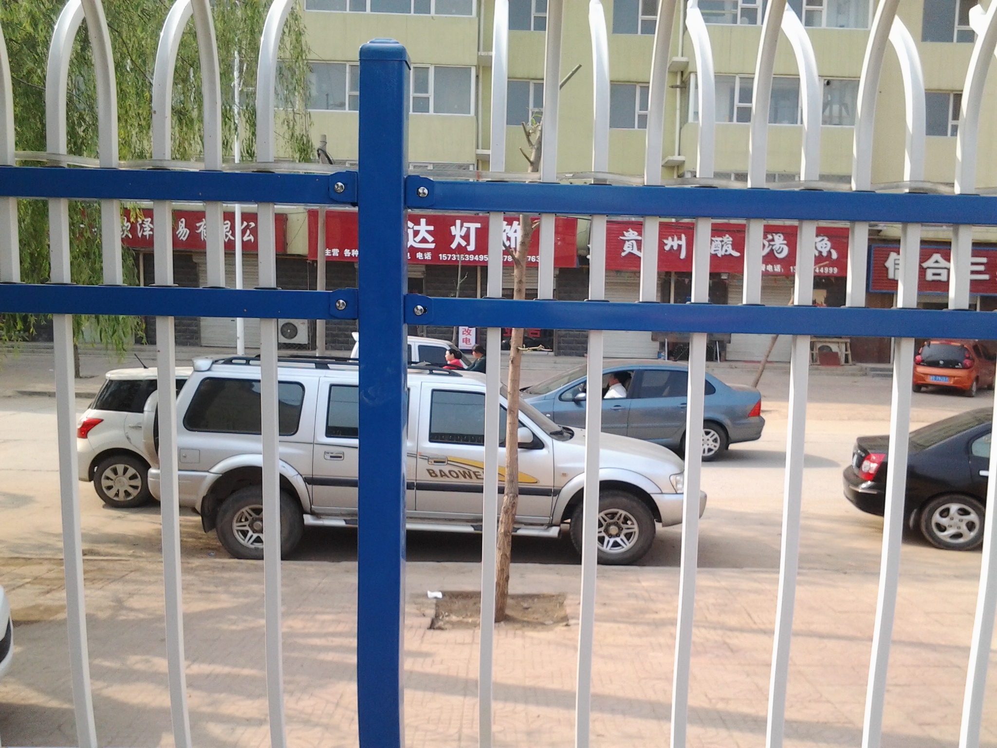 鋅鋼護(hù)欄生產(chǎn)廠家，圍墻鐵藝柵欄