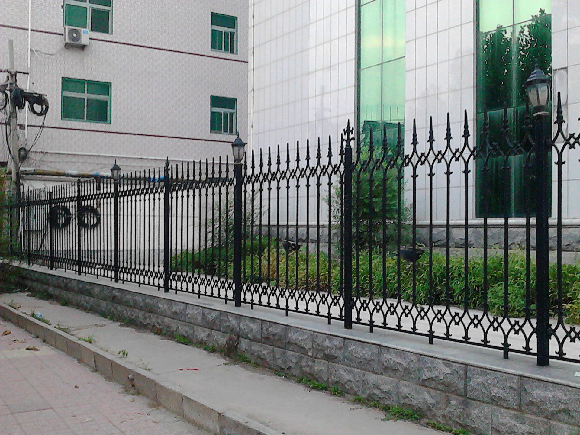 鋅鋼護(hù)欄生產(chǎn)廠家，圍墻鐵藝柵欄