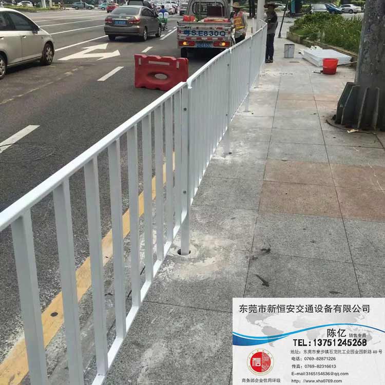 工廠熱賣綠道通品牌鍍鋅烤漆優(yōu)質耐撞道路護欄