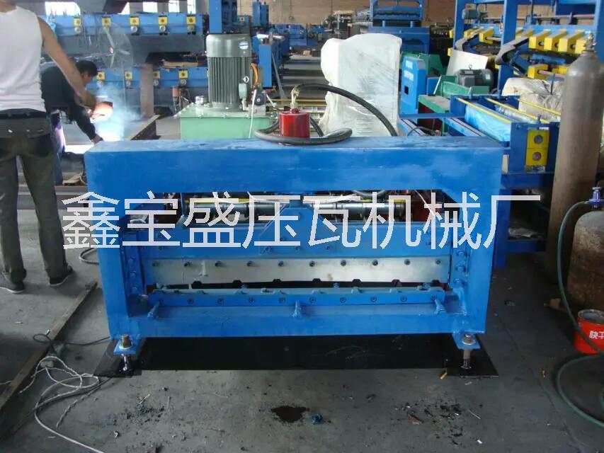 鑫寶盛供應(yīng) 全自動910型彩鋼板壓型設(shè)備 彩鋼壓瓦機(jī)  實(shí)惠耐用