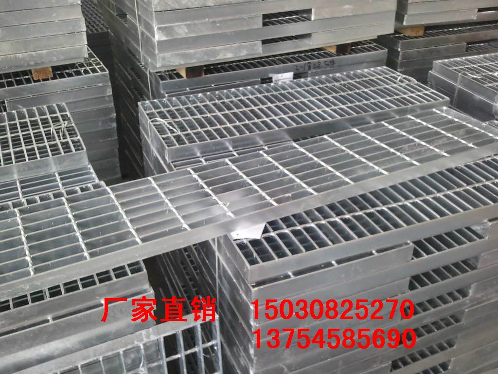 百峰供應(yīng)防滑樓梯踏步板 腳踏板 廠家直銷 熱鍍鋅樓梯踏步