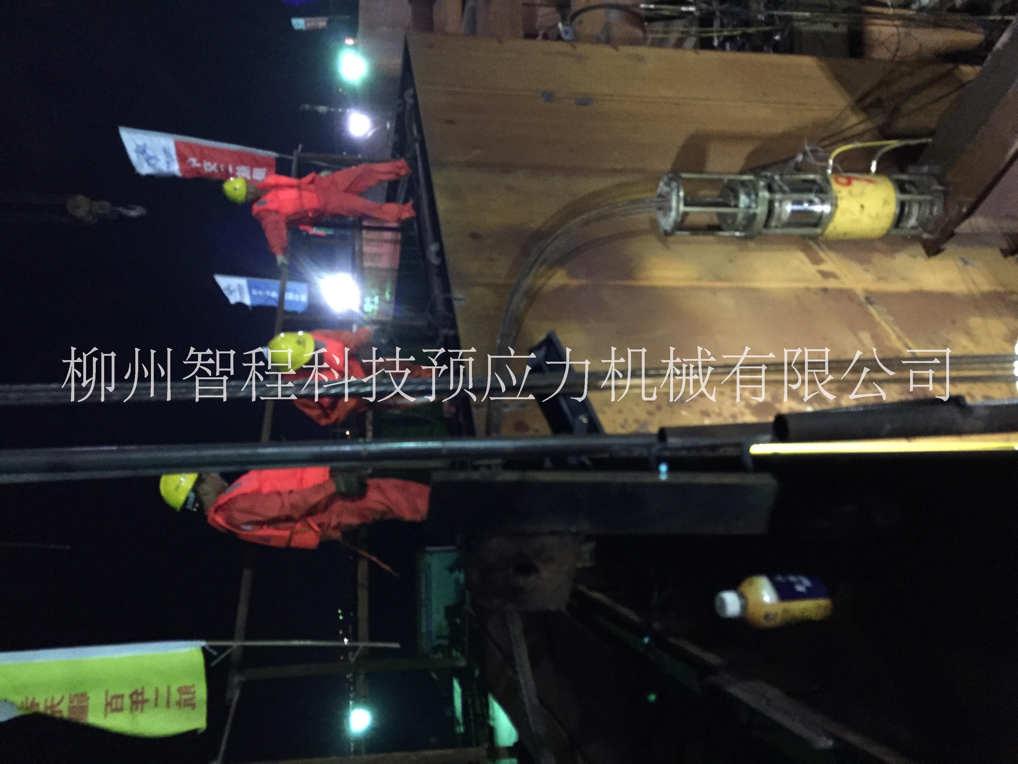 大橋鋼吊箱下放連續(xù)頂