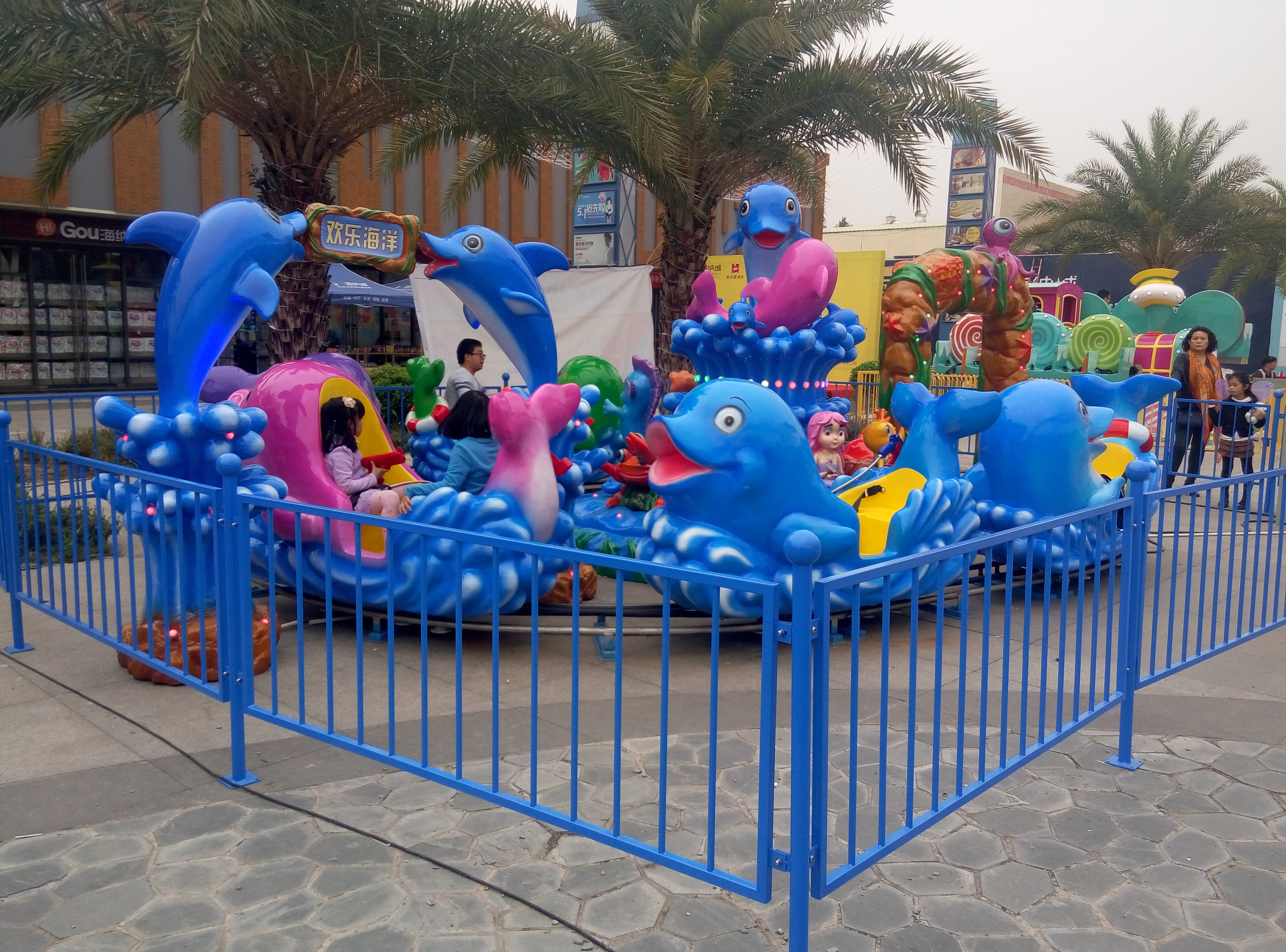 兒童游樂設(shè)備旋轉(zhuǎn)木馬飛椅自控飛機碰碰車噴球車魔盤鯊魚島爬山車大中型游樂設(shè)備章魚王子  中山鑫弘海底激戰(zhàn)游樂游藝設(shè)備