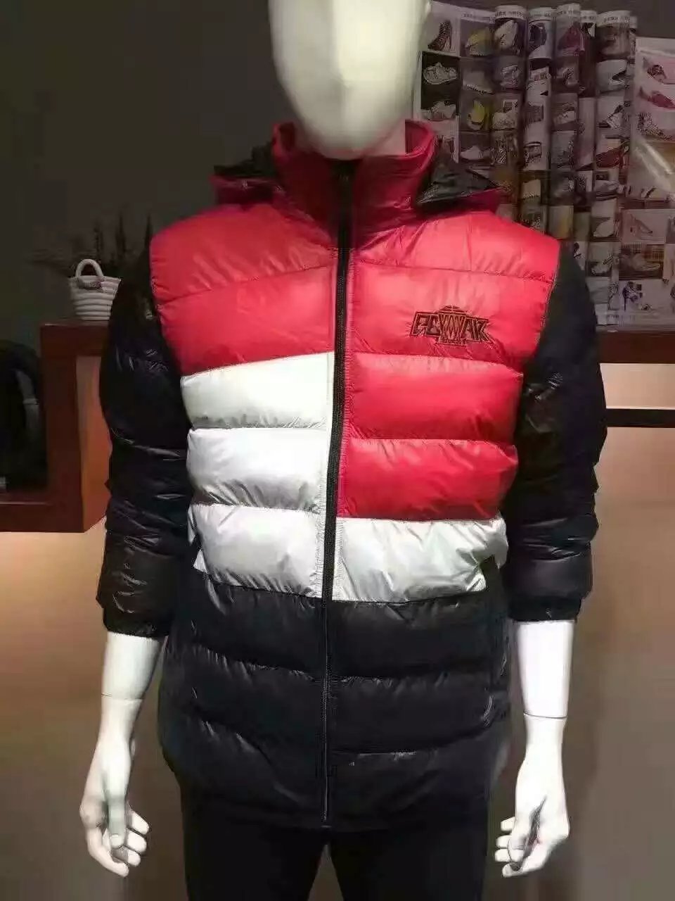 地攤跑量服裝專賣店斷碼清貨