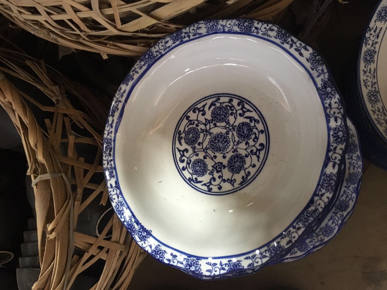 廣州青花瓷碗盤廠家，青花瓷碗盤批發(fā)，廣州青花瓷碗盤廠家供應(yīng)商