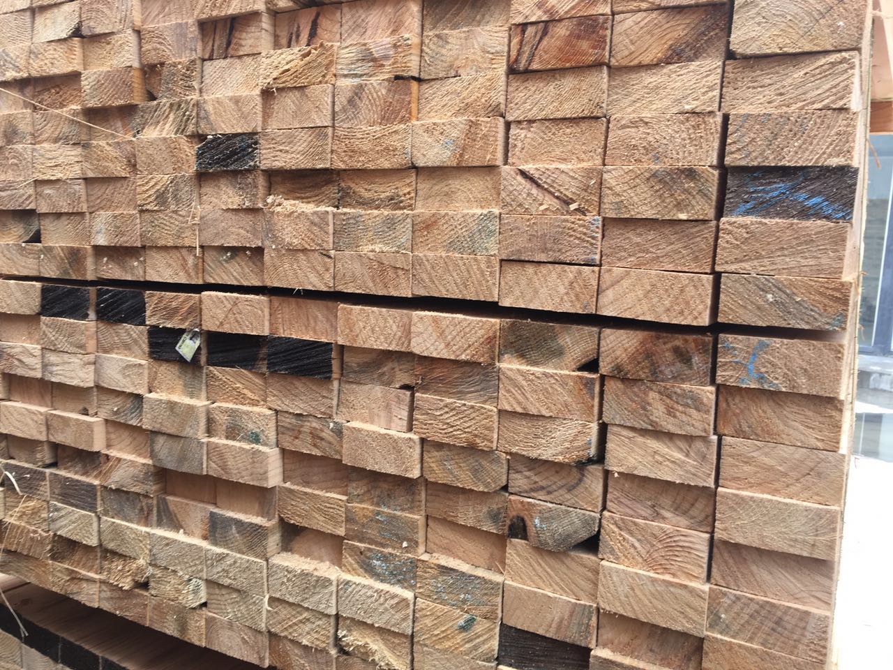 廠家直銷松木方條、建筑木方 方條 工地方木條 規(guī)格可訂做 廠家直銷松木方條建筑木方 廠家專業(yè)定做直銷建筑木方