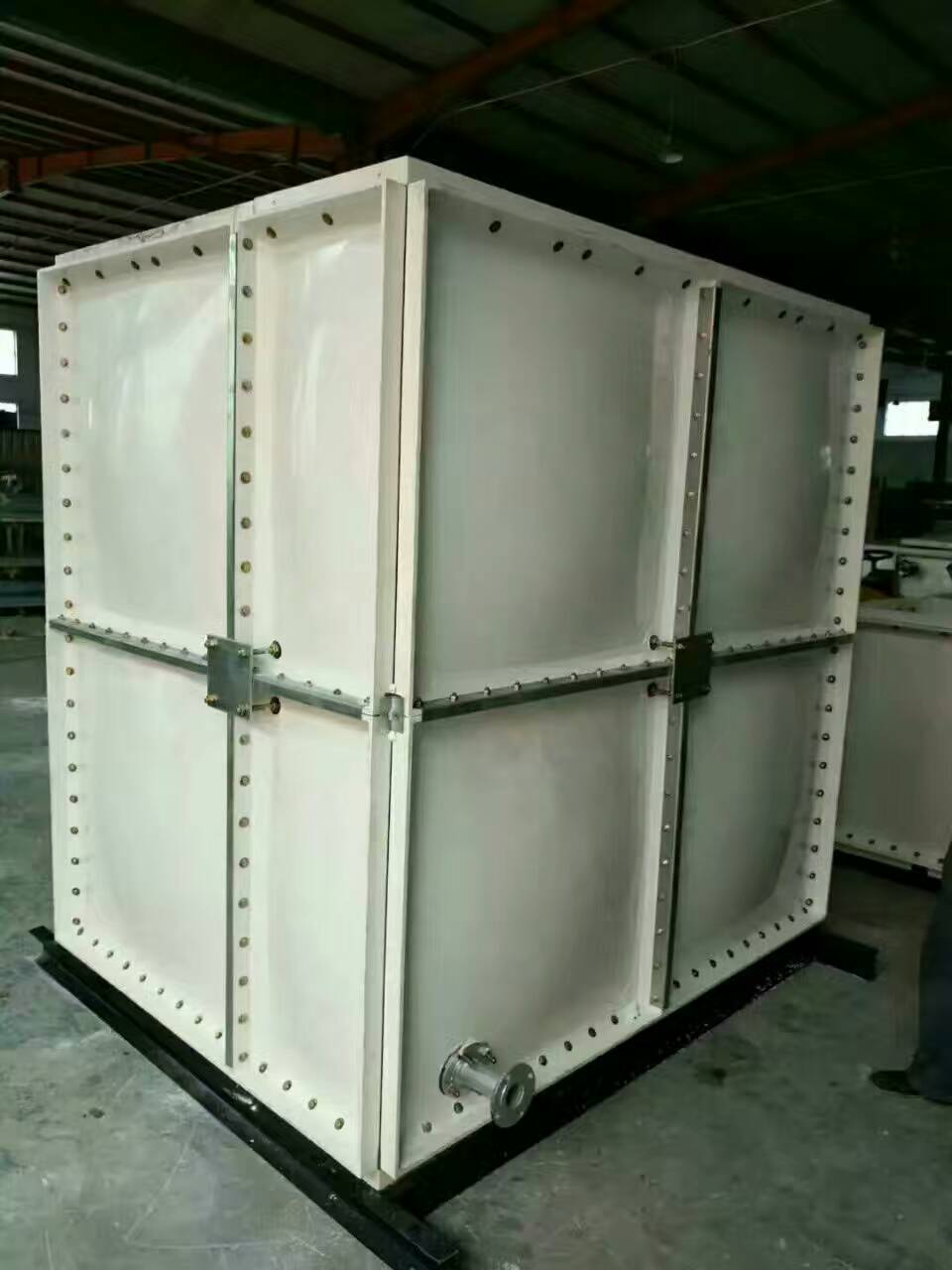 玻璃鋼水箱供應商，玻璃鋼水箱批發(fā)，玻璃鋼水箱定做