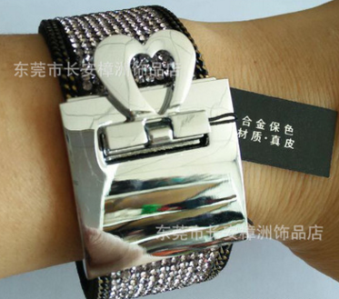 廠家銷售歐美復(fù)古寬皮手鐲 時(shí)尚朋克搖滾時(shí)尚手鏈?zhǔn)骤C皮手鏈