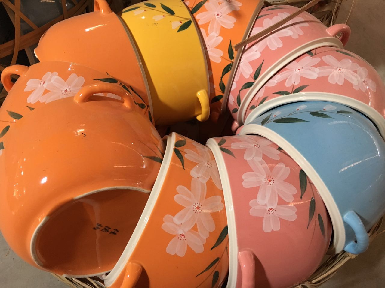 山東地?cái)偺沾呻s貨 雙耳防燙大湯碗