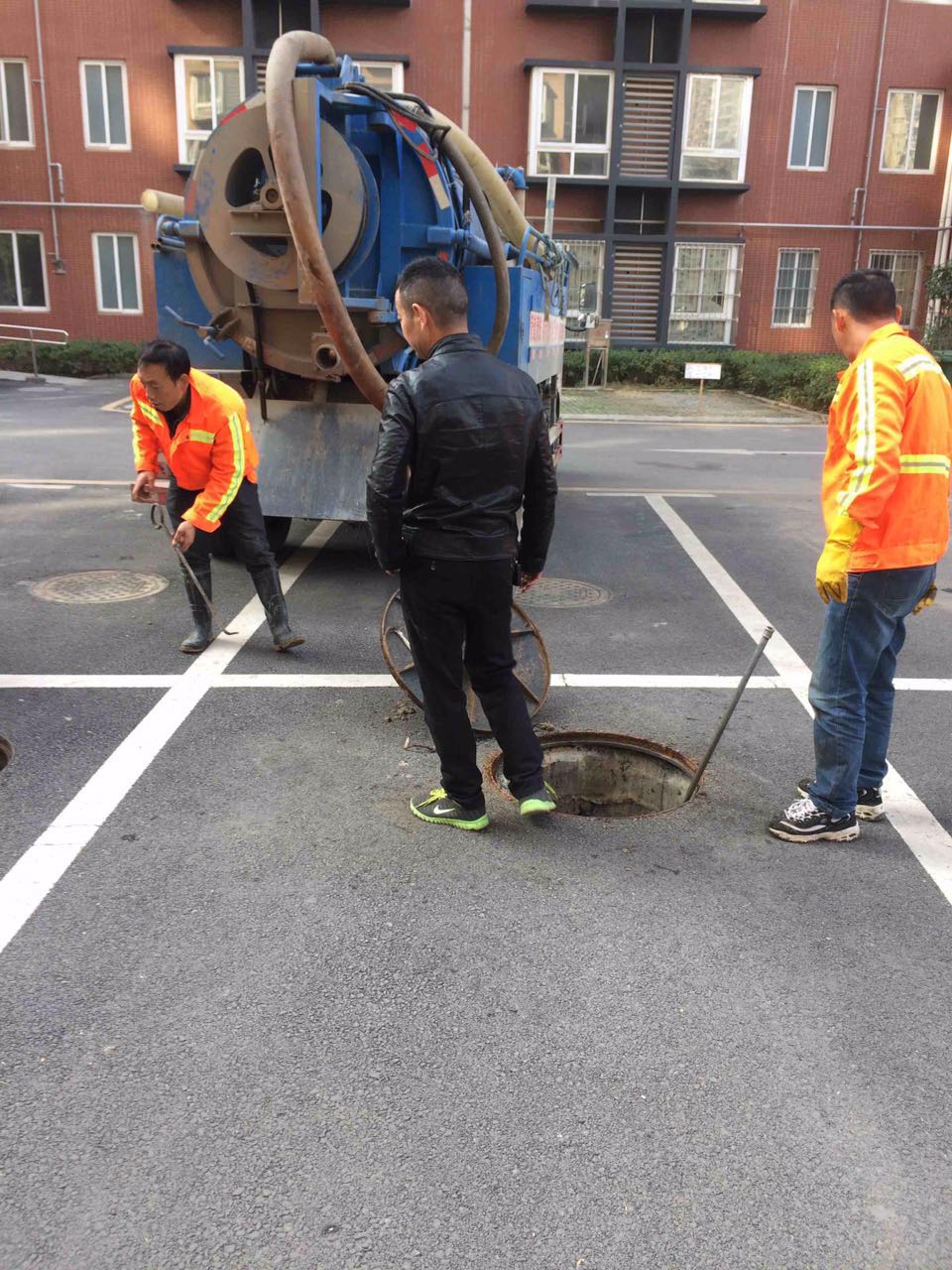 江岸區(qū)污水隔油池清理沉淀隔油池清理專業(yè)清污公司82868885 污水隔油池清理 廢棄池污水井清理