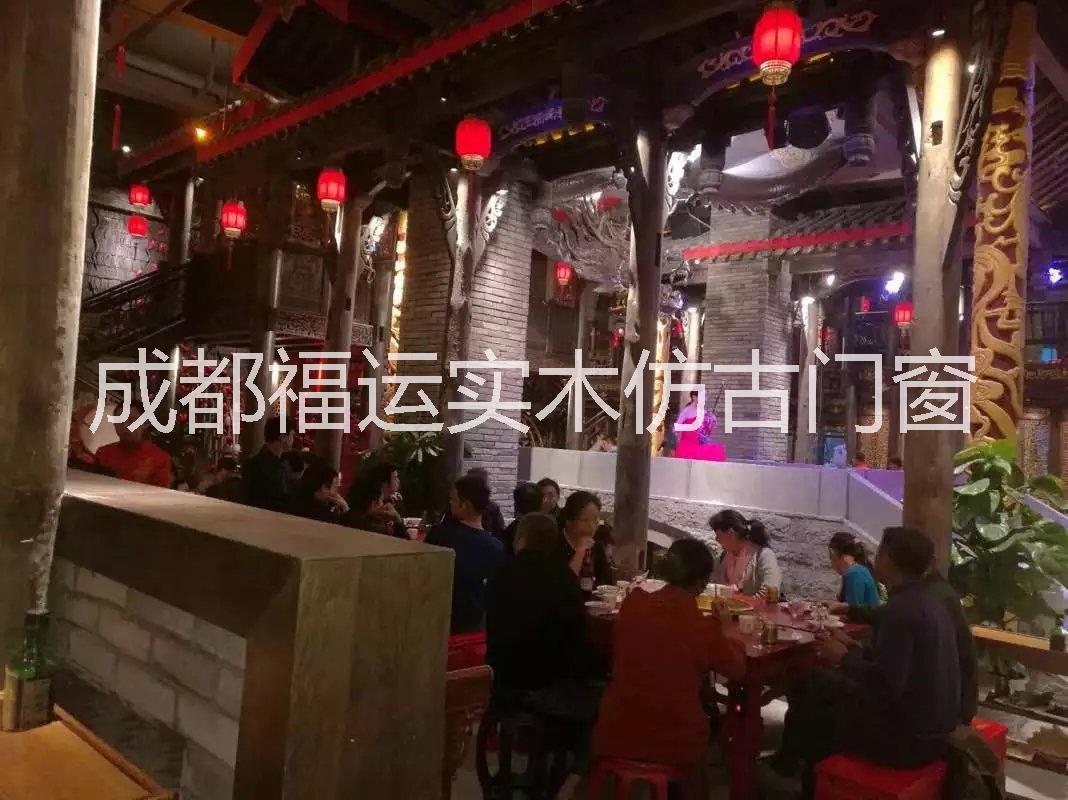 新中式火鍋店仿古門窗