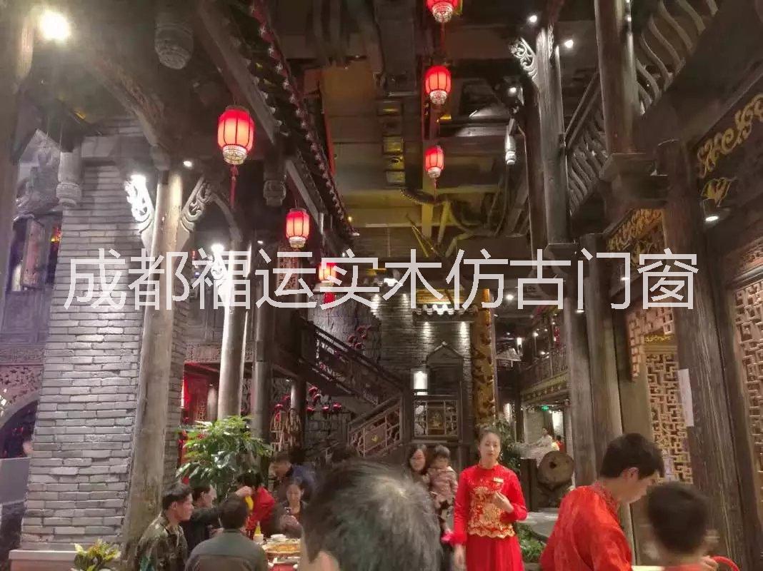 新中式火鍋店仿古門窗