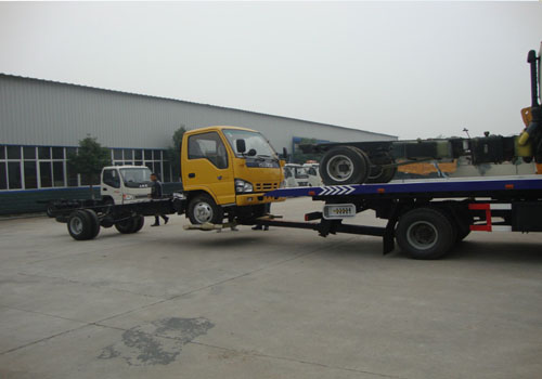 解放J5國四一拖二清障車13797884470