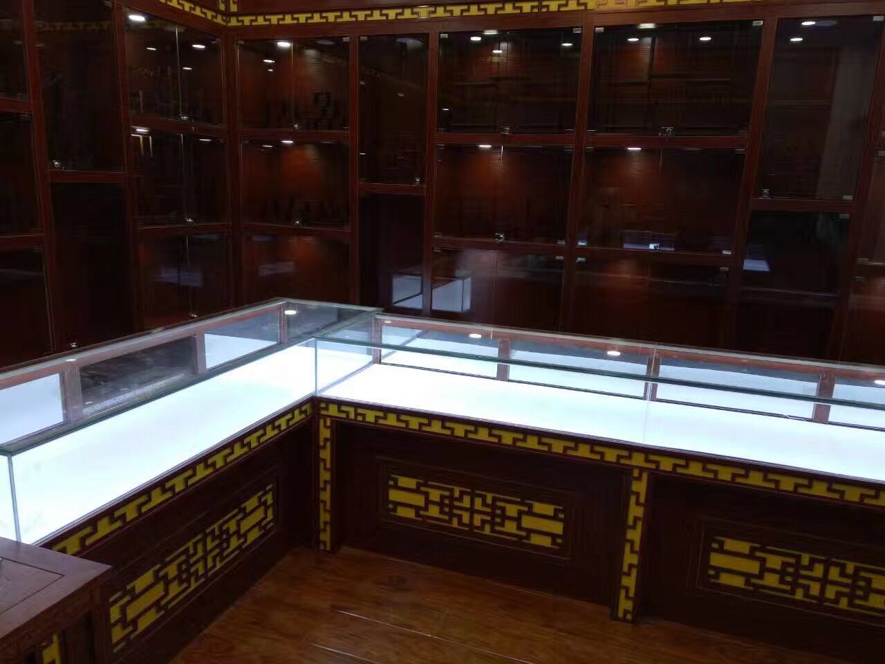 云南數(shù)碼手機(jī)展柜 云南宏發(fā)數(shù)碼手機(jī)展柜