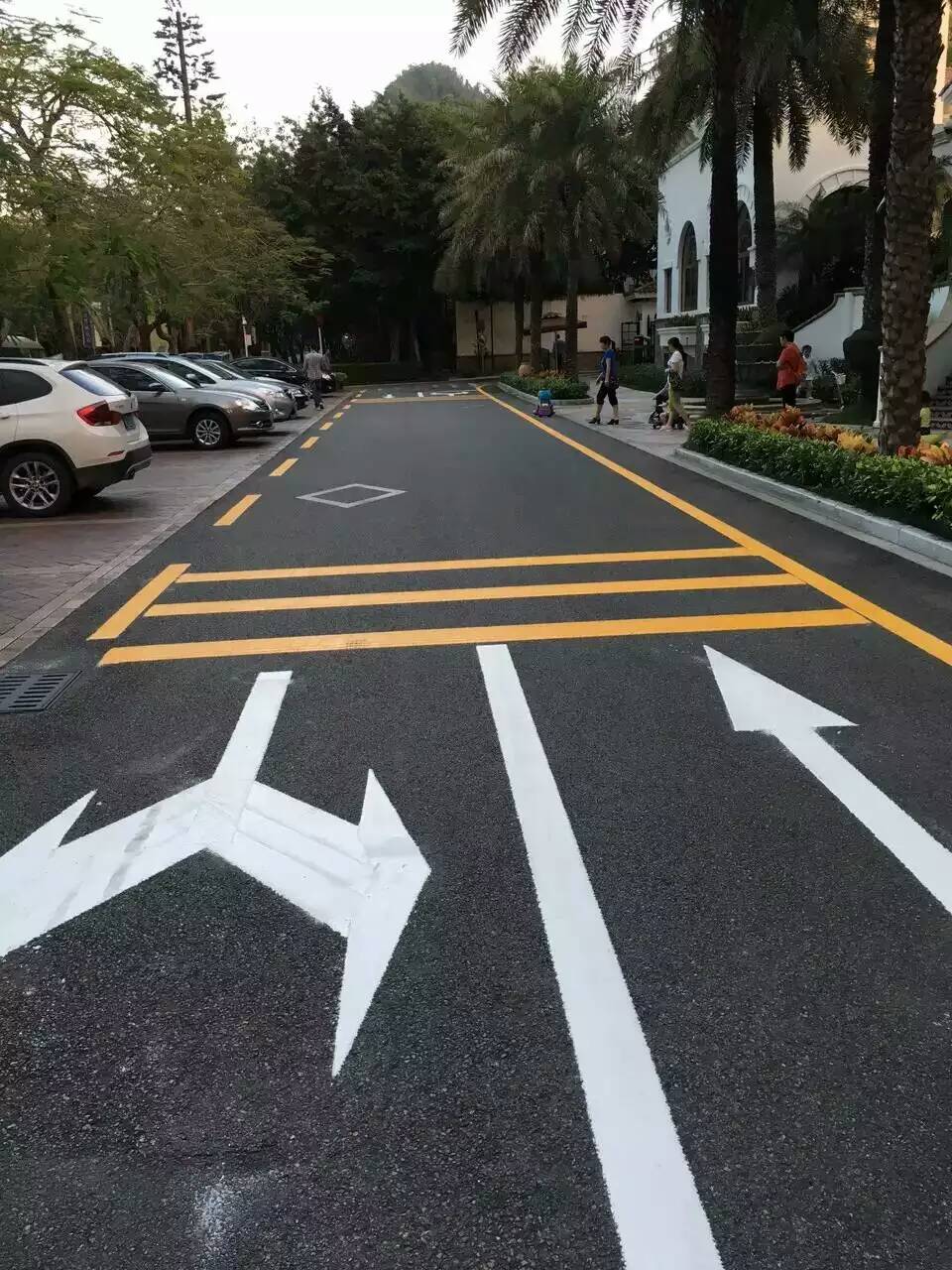承接深圳工業(yè)園車(chē)位劃線廠房車(chē)庫(kù)熱熔劃線施工 交通劃線廠家 停車(chē)場(chǎng)劃線工程