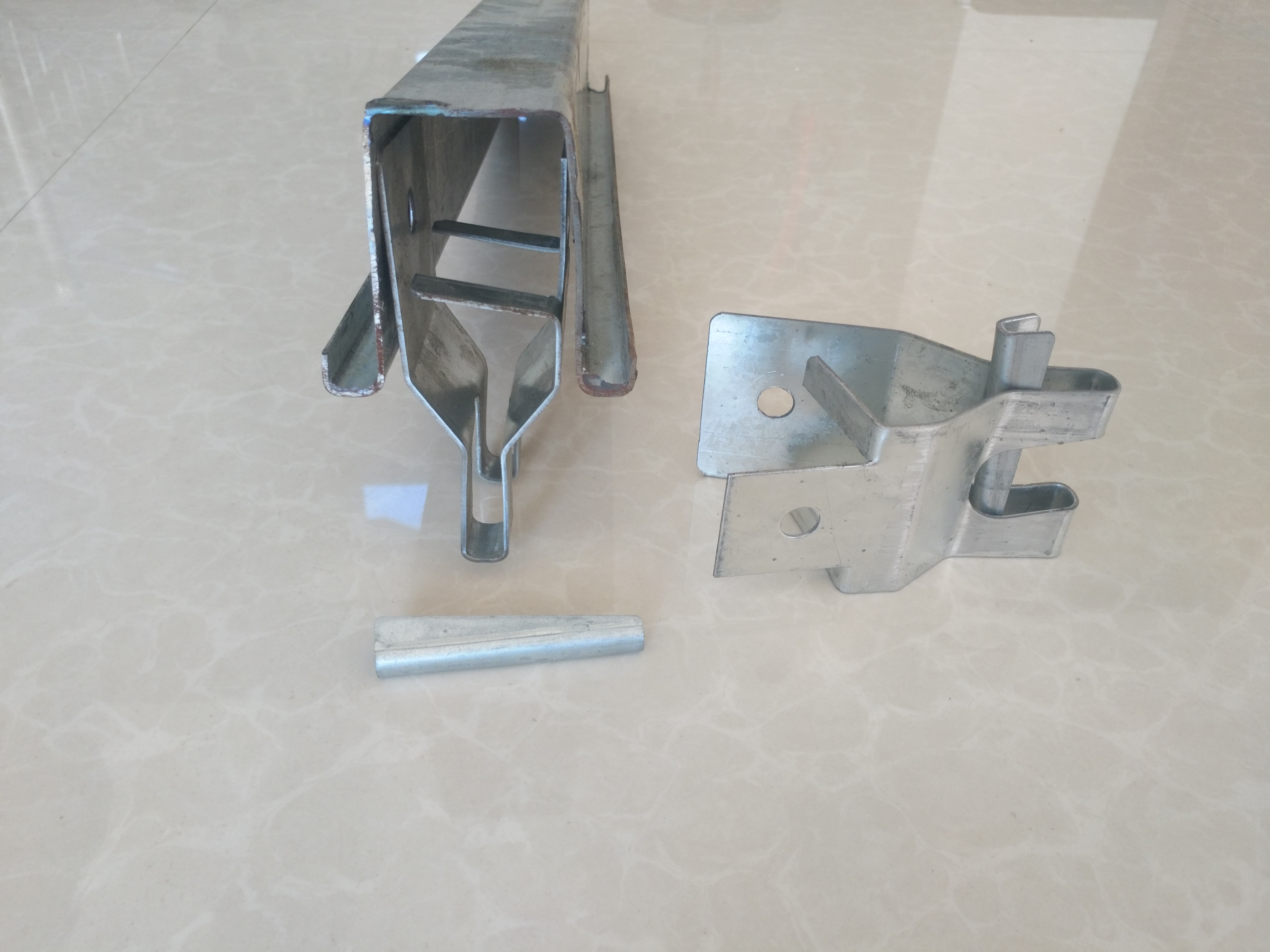 敢于創(chuàng)新的廠家供應大棚幾字鋼骨架