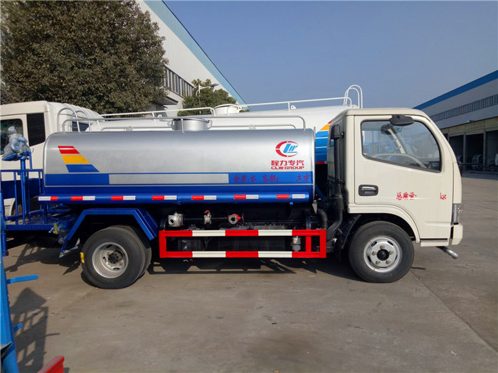 廣場(chǎng)噴灑車(chē)圖片