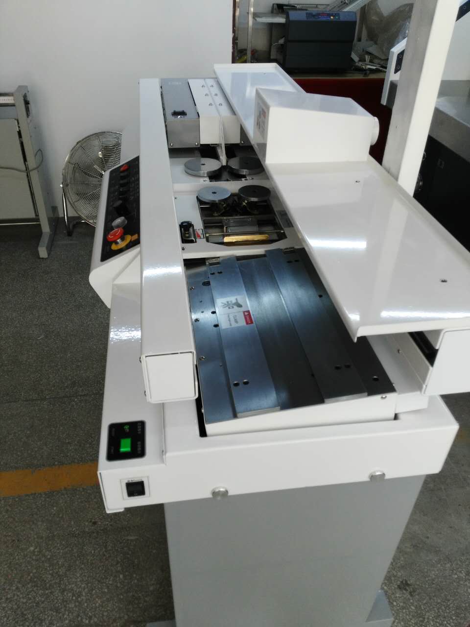 廣州 ?？谀z裝機(jī)專賣 海南膠裝機(jī)專賣 A3側(cè)膠膠裝機(jī)9806E