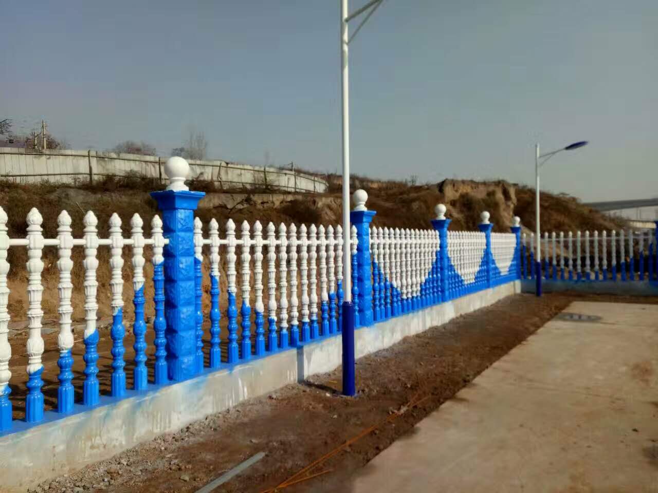 陜西水泥藝術(shù)圍欄仿木紋圍欄 ，仿石護欄，仿銅欄桿