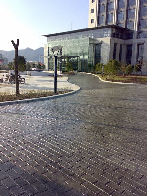 壓花地坪，藝術(shù)地坪的選擇與搭配