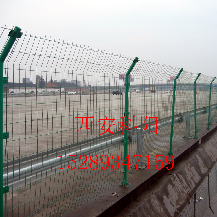 大量供應綠色1.8*3米機場防爬網(wǎng)現(xiàn)貨 雙邊絲護欄網(wǎng) 帶邊框護欄網(wǎng) 西安熱銷雙邊絲護欄網(wǎng)帶邊框護欄網(wǎng)