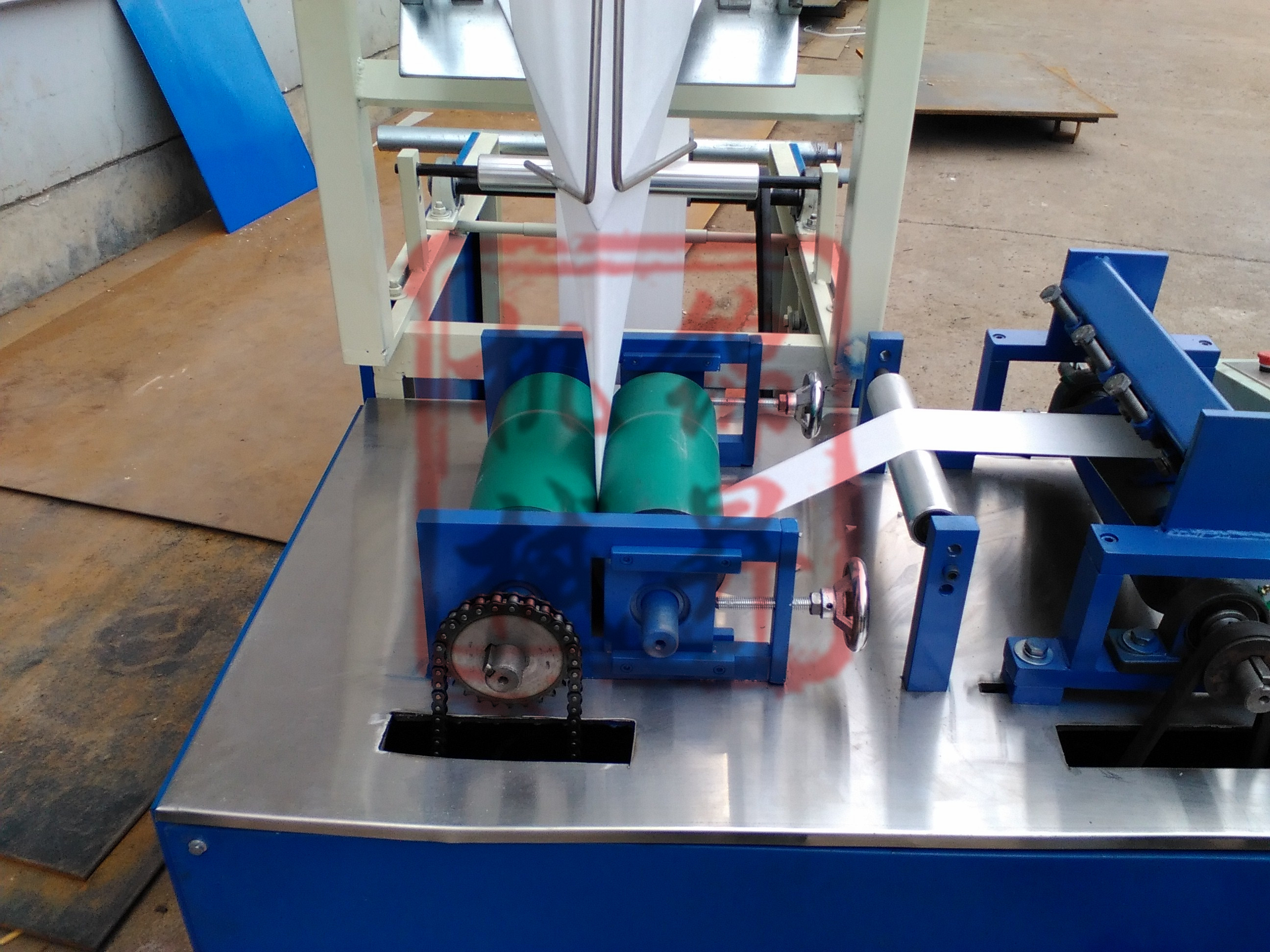 柔巾卷設(shè)備 杭州美容柔巾卷設(shè)備全自動柔巾卷機器無紡布柔巾卷設(shè)備廠家直銷