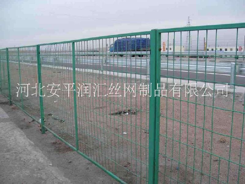 高速公路護欄網(wǎng)價格是多少錢？哪里有高速公路護欄網(wǎng)廠家？