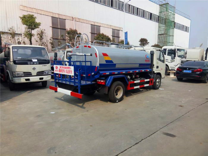 東風(fēng)噴灑車廠家在哪