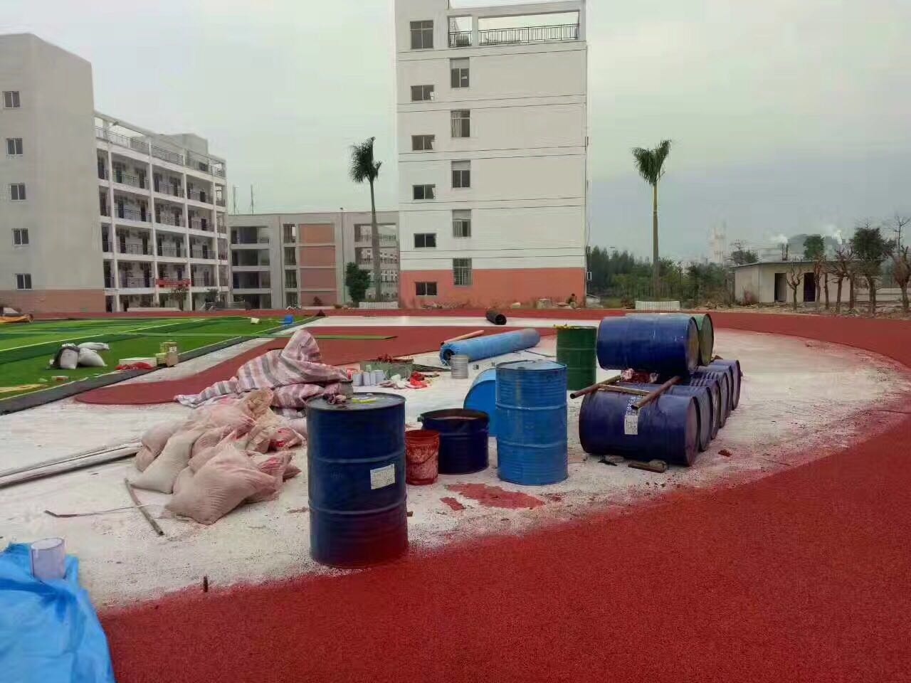 廠家直銷塑料跑道施工學(xué)校運(yùn)動(dòng)場地施工環(huán)保無毒EPM塑料跑道