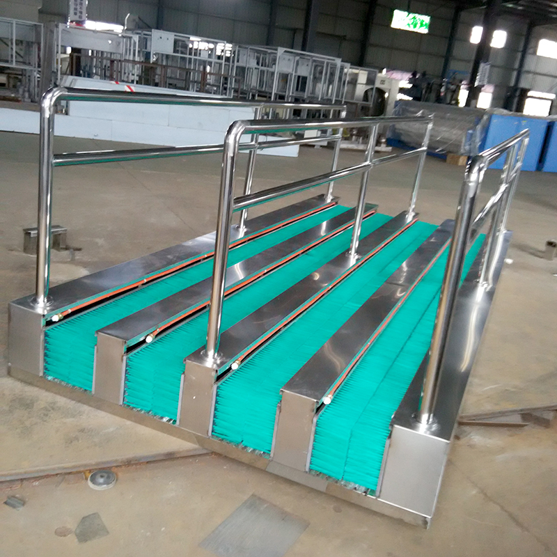 供應(yīng) 噴淋式擦靴機(jī)  礦用無動力雙通道洗靴機(jī)   洗靴機(jī)選廠家安徽華誠
