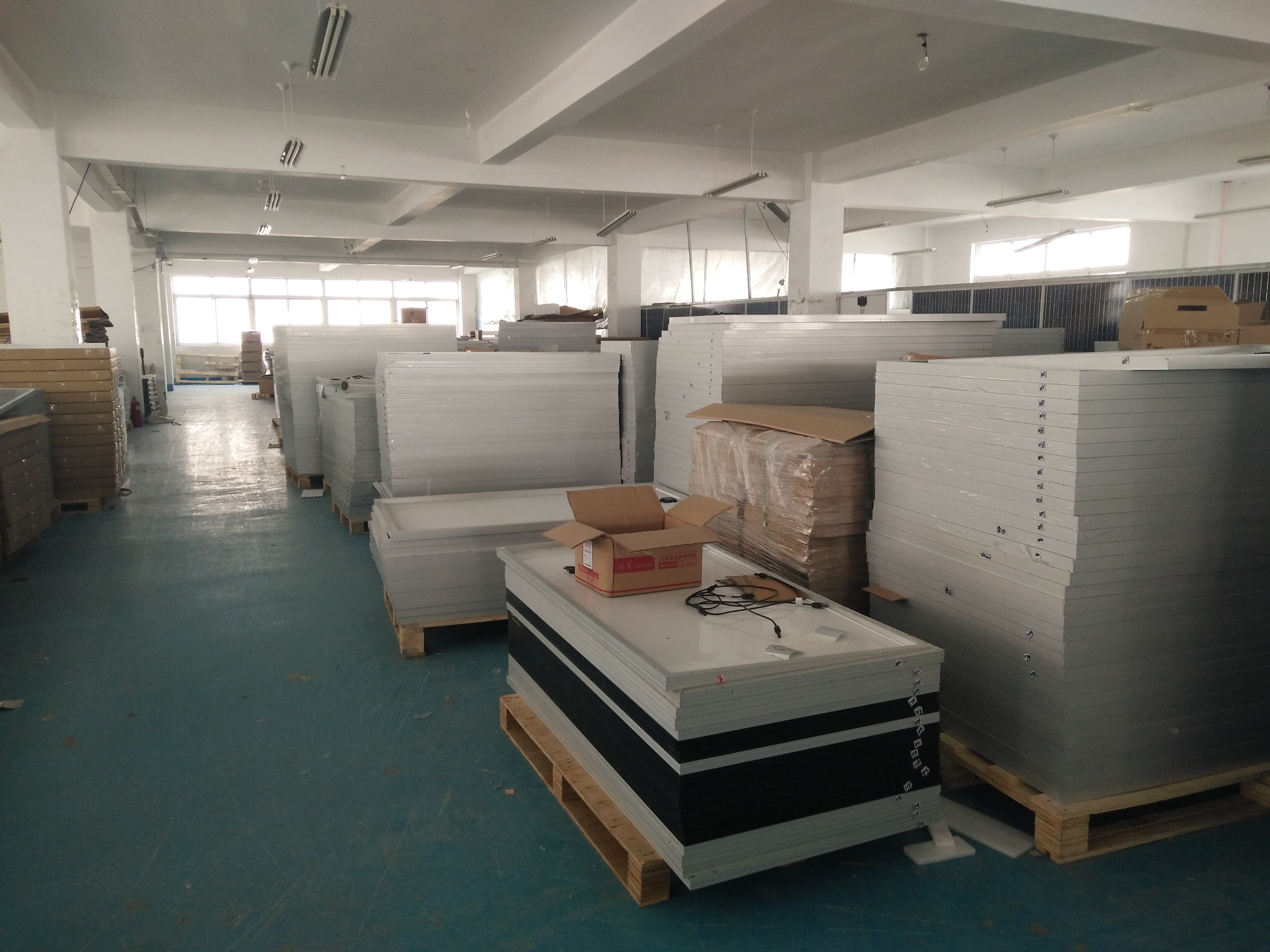 廠家銷(xiāo)售260W單晶硅太陽(yáng)能電池板