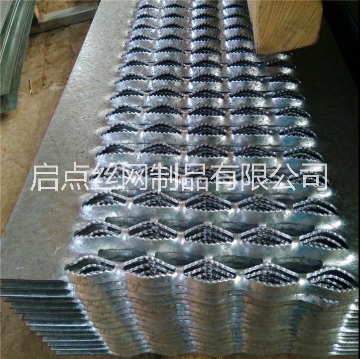 專業(yè)生產(chǎn)沖孔防滑板 鱷魚嘴防滑板 樓梯用齒形防滑腳踏板