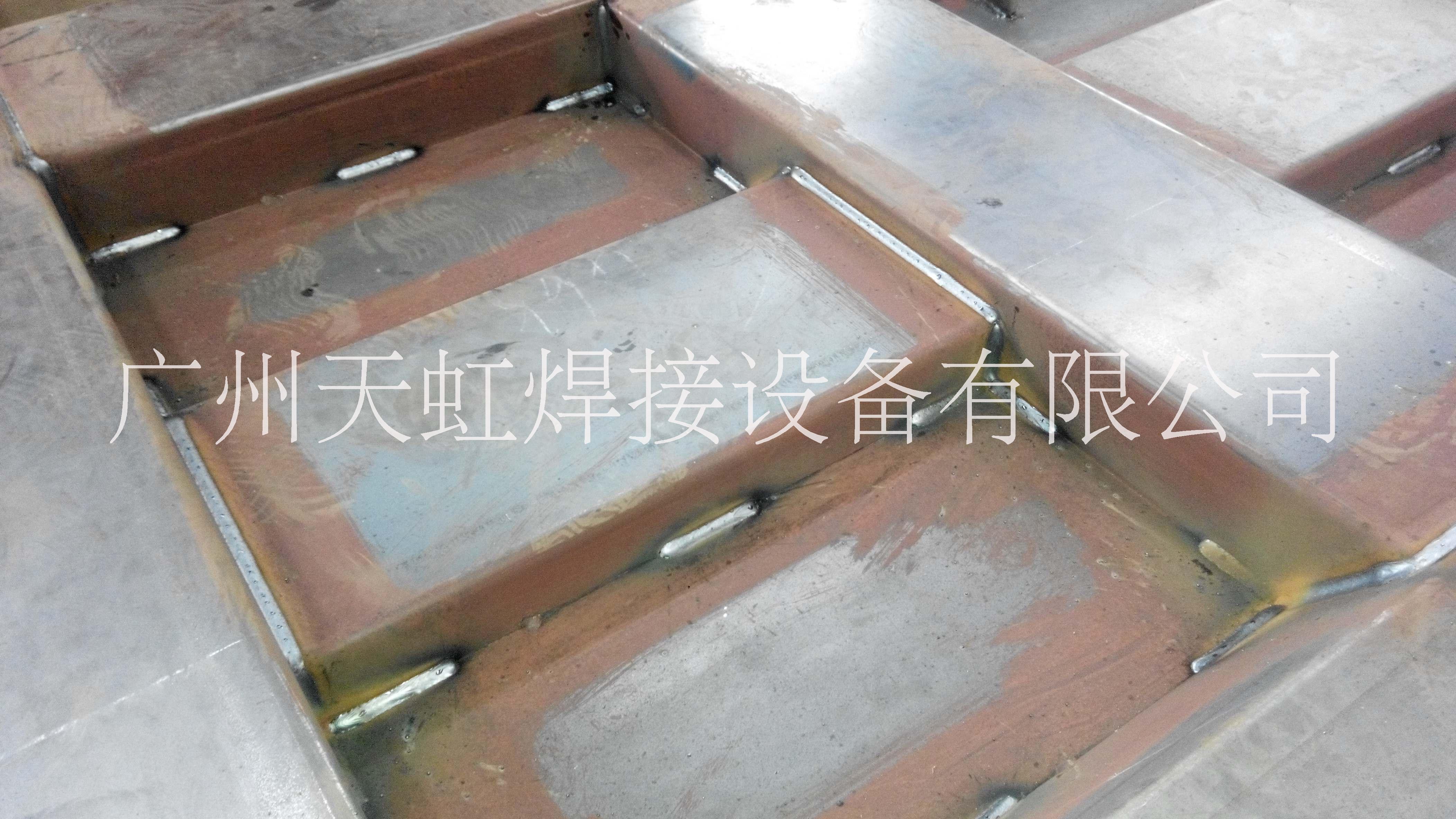汽車尾板自動(dòng)焊接設(shè)備  自動(dòng)焊接機(jī)器人 尾板自動(dòng)焊接設(shè)備