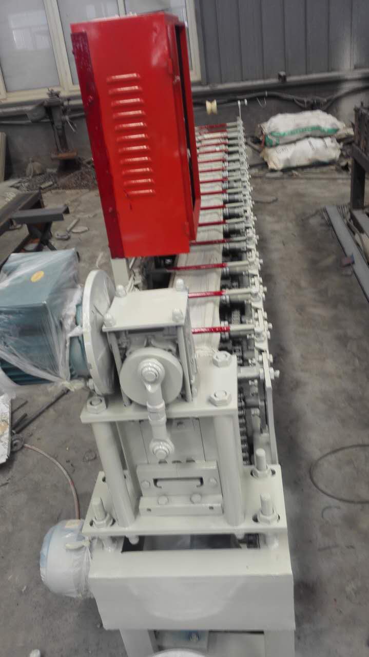 84廣告扣板機設(shè)備  專業(yè)生產(chǎn)各種型號的扣板機設(shè)備