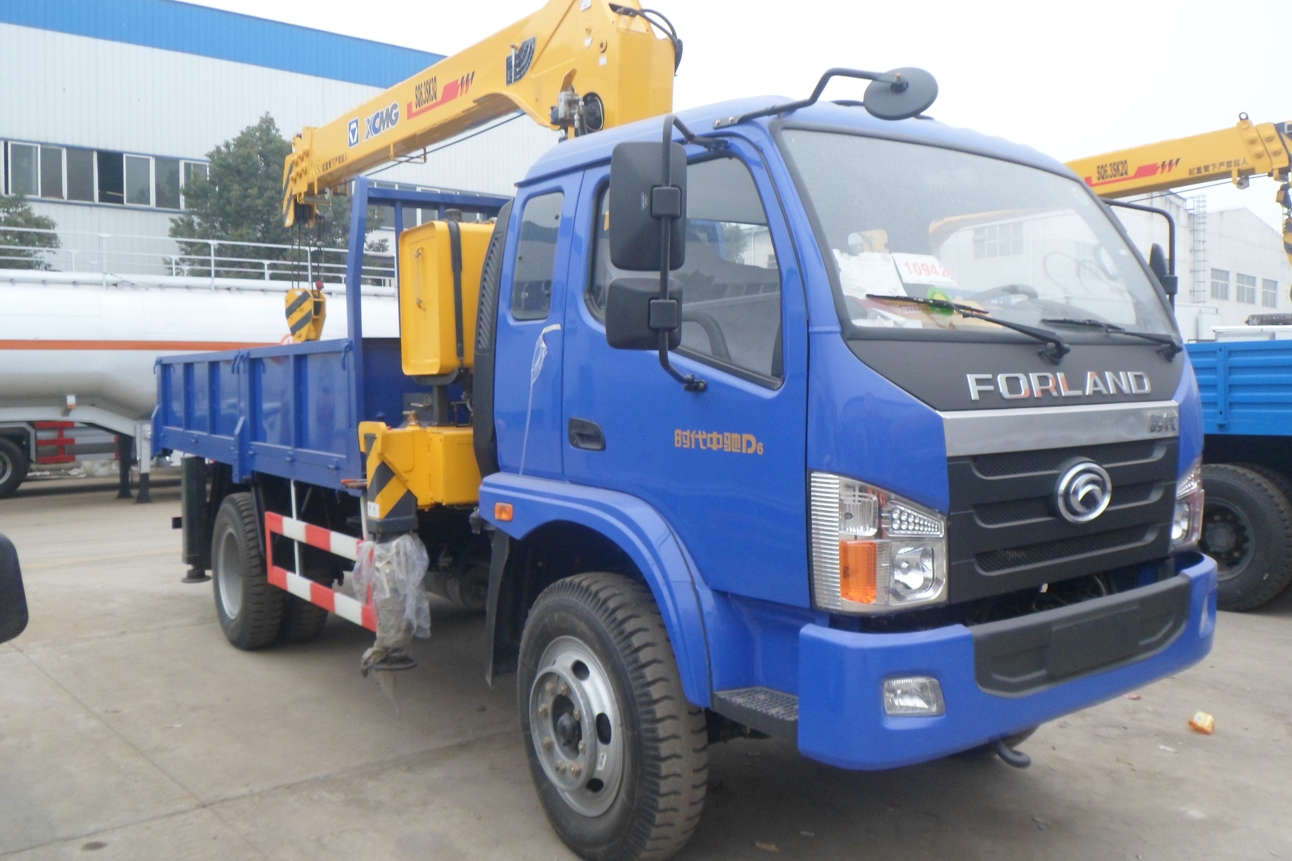 多種隨車吊工廠五一優(yōu)惠促銷15572208642  ???