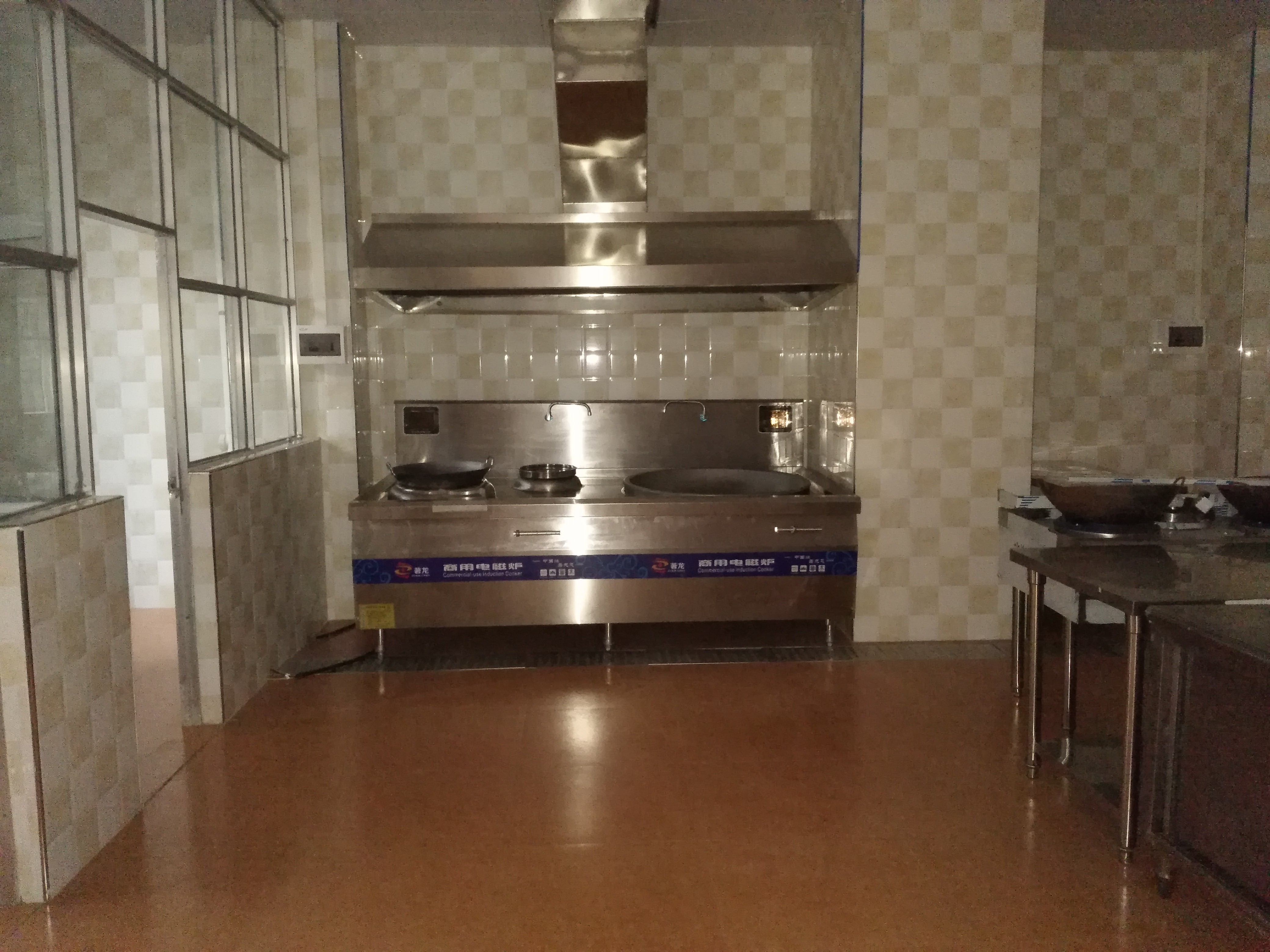 廣州幼兒園整套廚房設備生產(chǎn)廠家 900雙頭單頭大炒鍋