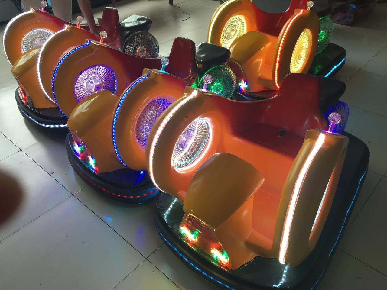 游樂場兒童電動(dòng)碰碰車游樂設(shè)備 雙人電瓶碰碰車 昆山碰碰車廠家