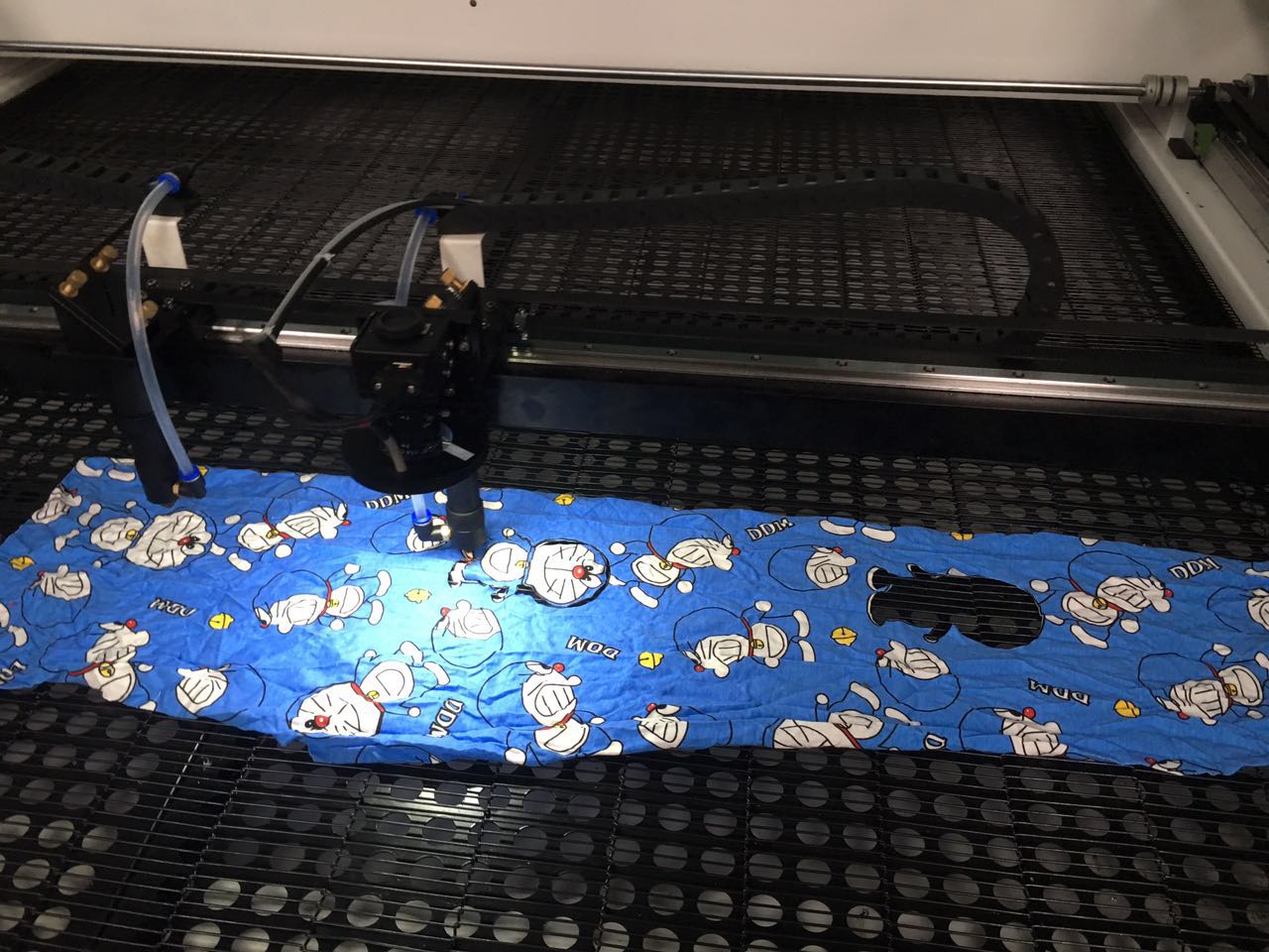 皮草毛領(lǐng)數(shù)控裁床 皮草下料機